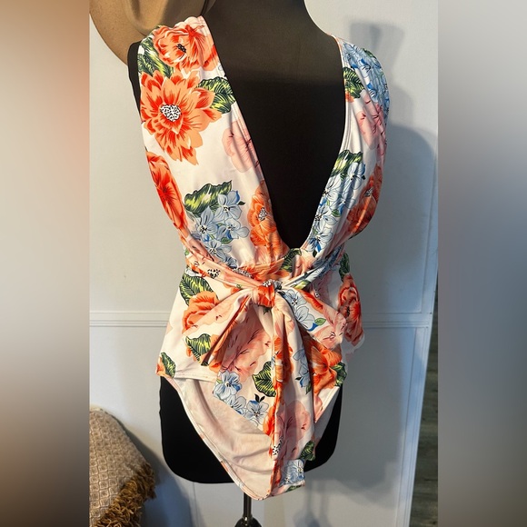 1 piece  floral swim suit - Picture 2 of 4